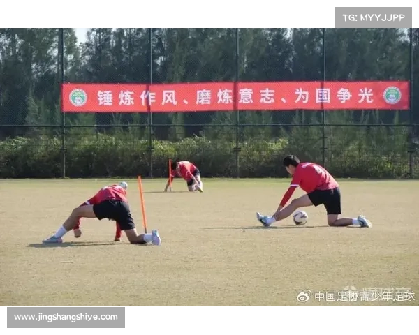 如何通过科学训练与团队协作提升足球队整体竞技水平与战术素养