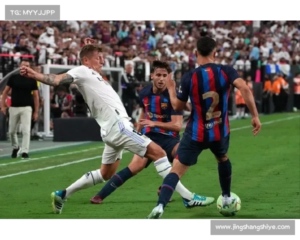 拉菲尼亚挑衅引发阿根廷反击 赛场风云与球员情绪对抗分析 拉菲尼亚挑衅引发阿根廷反击 赛场风云与球员情绪对抗分析